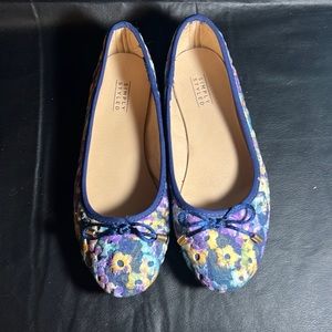 Floral embroidered canvas slippers